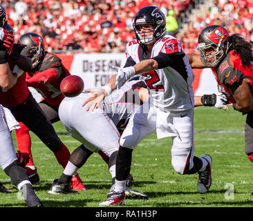 Tampa, Florida, USA. 30 Dez, 2018. Atlanta Falcons quarterback Matt Ryan (2) wirft den Ball zurück zu Atlanta Falcons zurück läuft, Jeremy Langford (43) Während des Spiels zwischen den Atlanta Falcons und die Tampa Bay Buccaneers bei Raymond James Stadium in Tampa, Florida. Del Mecum/CSM/Alamy leben Nachrichten Stockfoto