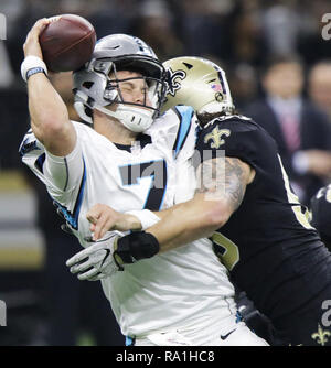 New Orleans, Louisiana, USA. 30 Dez, 2018. Carolina Panthers Quarterback Kyle ALLEN, Links, ist sacked durch New Orleans Saints außerhalb Linebacker A.J. KLEIN während der NFL-Aktion an der Superdome. Credit: Dan Anderson/ZUMA Draht/Alamy leben Nachrichten Stockfoto