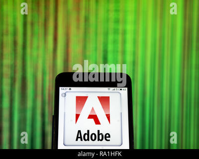 Kiew, Ukraine. 29 Dez, 2018. Adobe Inc. Computer software company Logo gesehen auf einem Smartphone angezeigt. Quelle: Igor Golovniov/SOPA Images/ZUMA Draht/Alamy leben Nachrichten Stockfoto