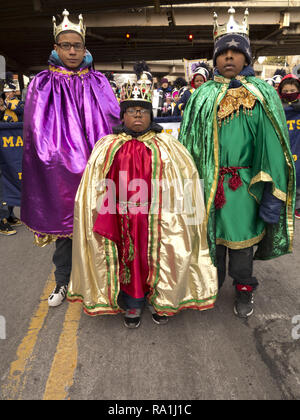Die jährlichen Drei Könige Day Parade in der Williamsburg Abschnitt von Brooklyn, 2015. Jungs gekleidet wie die Heiligen Drei Könige, Caspar, Melchior und Balthasar. Stockfoto