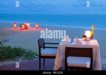 Tabelle einstellen. Resort Cafe am tropischen Strand mit schöner Aussicht. Stockfoto