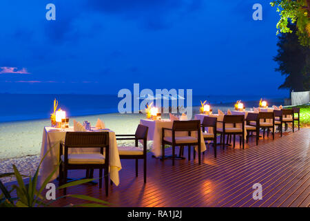 Tabelle einstellen. Resort Cafe am tropischen Strand mit schöner Aussicht. Stockfoto