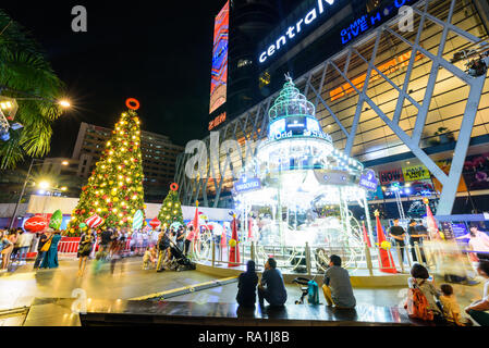 Bangkok, Thailand - 18 Dez, 2018: Viele Leute mit einem Weihnachtsbaum und Karussell Beleuchtung für Weihnachten und das neue Jahr bei Centralworld shopping Stockfoto