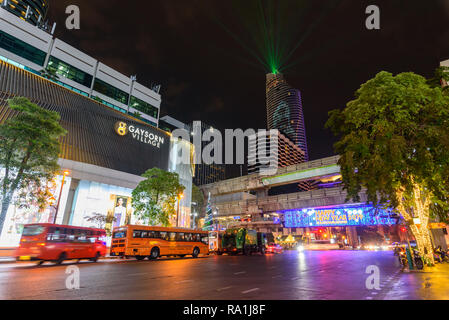 Bangkok, Thailand - 18 Dez, 2018: Gaysorn Plaza Shopping Mall mit blur Auto Beleuchtung an der Straße in Bangkok. Stockfoto