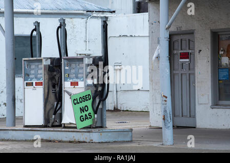 Jan 25 2017 Groveland California USA: Eine geschlossene Tankstelle in der Hauptstraße (Highway 120) der Groveland Township Stockfoto