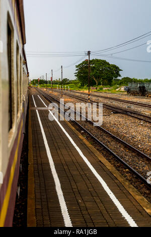 Blick auf die Bahngleise in Thailand aus einem Zug Auto. Stockfoto