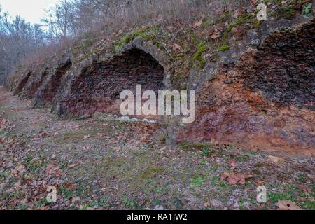 Die Reste der Koksöfen auf einem Hügel bei Grundy Seen Park, South Cumberland State Park in Tracy City, Tennessee auf der Cumberland Plateau. Stockfoto