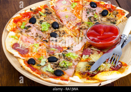 Sechs Scheiben Pizza mit verschiedenen Toppings auf Holzbrett. Studio Foto Stockfoto