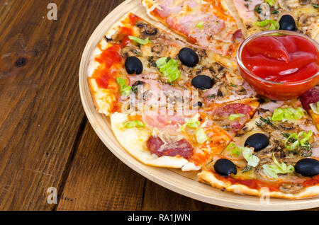 Sechs Scheiben Pizza mit verschiedenen Toppings auf Holzbrett. Studio Foto Stockfoto