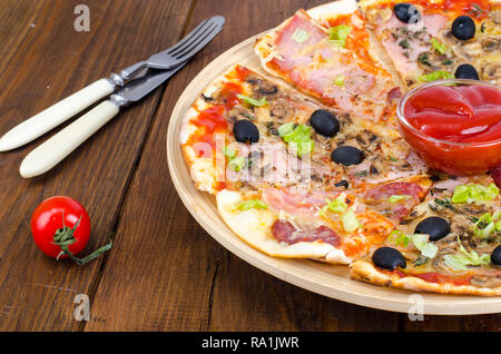 Sechs Scheiben Pizza mit verschiedenen Toppings auf Holzbrett. Studio Foto Stockfoto