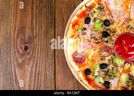 Sechs Scheiben Pizza mit verschiedenen Toppings auf Holzbrett. Studio Foto Stockfoto