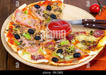 Sechs Scheiben Pizza mit verschiedenen Toppings auf Holzbrett. Studio Foto Stockfoto