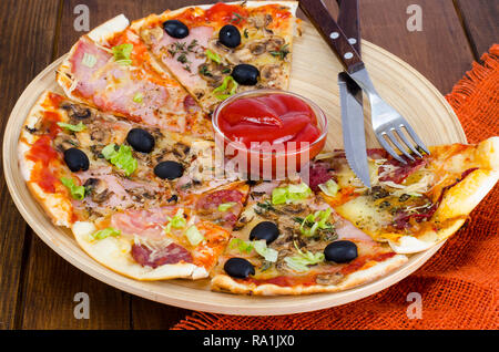 Sechs Scheiben Pizza mit verschiedenen Toppings auf Holzbrett. Studio Foto Stockfoto