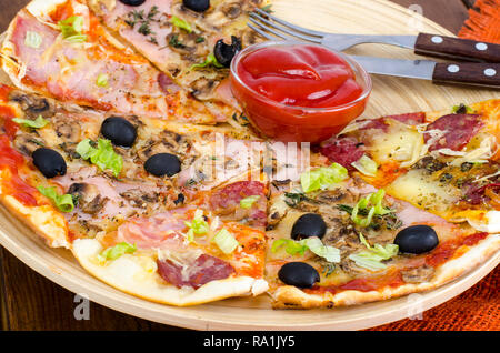 Sechs Scheiben Pizza mit verschiedenen Toppings auf Holzbrett. Studio Foto Stockfoto