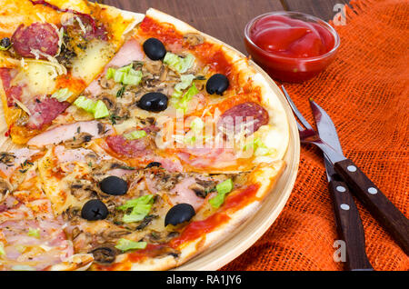 Sechs Scheiben Pizza mit verschiedenen Toppings auf Holzbrett. Studio Foto Stockfoto
