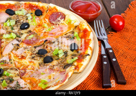 Sechs Scheiben Pizza mit verschiedenen Toppings auf Holzbrett. Studio Foto Stockfoto