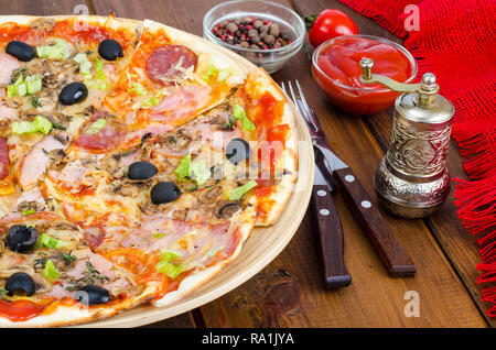Sechs Scheiben Pizza mit verschiedenen Toppings auf Holzbrett. Studio Foto Stockfoto
