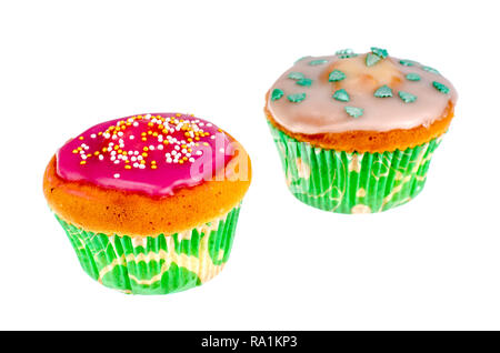 Zwei selbstgemachte mini Cupcakes mit farbiger Zuckerglasur. Studio Foto Stockfoto