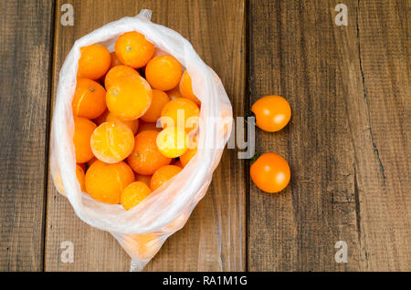 Frozen gelb kleine Tomaten in Paket auf den Tisch. Einfrieren Gemüse Studio Foto Stockfoto
