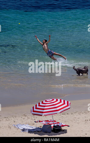 Junge fängt einen Ball in das Wasser am Cottesloe Beach, Western Australia Stockfoto