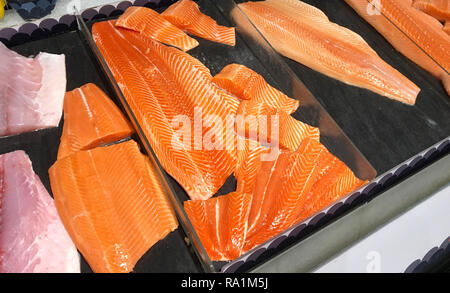 Foto, viele Stücke von roher Lachs Fisch zum Verkauf im Supermarkt von Thailand Bangkok, 22. Dezember 2018 Stockfoto