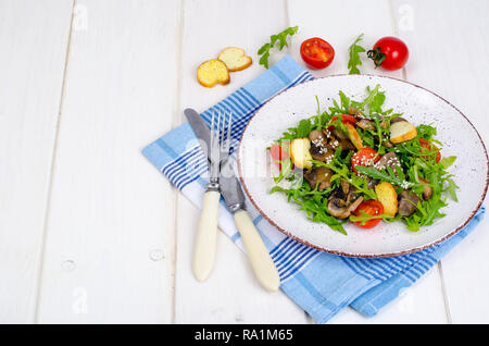 Warmer Salat mit Rucola und Pilze. Studio Foto Stockfoto