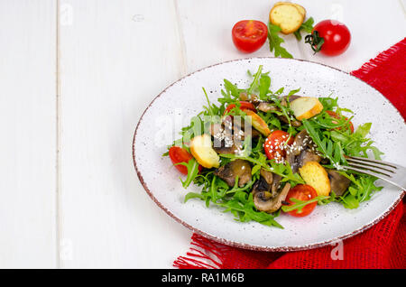 Warmer Salat mit Rucola und Pilze. Studio Foto Stockfoto