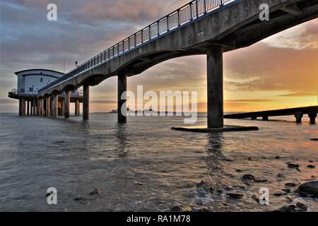 UK Cumbrian Küste der Halbinsel Furness. Sonnenuntergang von Roa Island Blick Richtung Piel Insel. Stockfoto