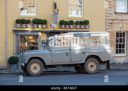 1970 Land Rover außerhalb ein Shop in Chipping Campden, Cotswolds, Gloucestershire, VEREINIGTES KÖNIGREICH Stockfoto