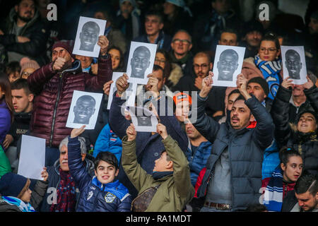 Napoli, Kampanien, Italien, 29-12-18, Serie A Fußballspiel SSC Neapel Bologna im San Paolo Stadion die Fans von Neapel mit dem Foto von Koulibaly Stockfoto