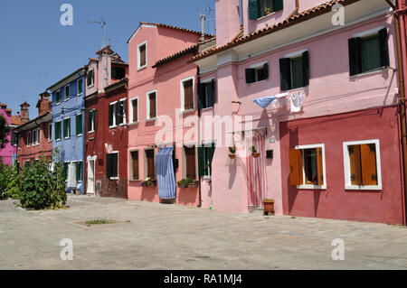 Bunte Häuser in einem Wohngebiet von Burano in der Lagune von Venedig, Italien. Stockfoto