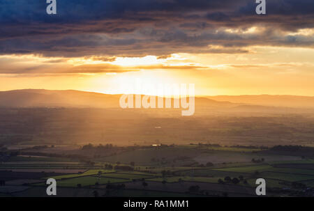 Sun Lichtstrahlen über uneinheitliche Felder sehen, von der Oberseite des Wrekin in Telford Stockfoto