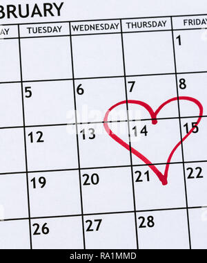 Monatliche Kalender Februar Detailansicht mit einem roten Herzen auf der vierzehnten für den Valentinstag als Erinnerung gezeichnet Stockfoto