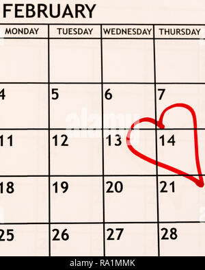 Monatliche Kalender Februar Detailansicht mit einem roten Herzen auf der vierzehnten für den Valentinstag als Erinnerung gezeichnet Stockfoto