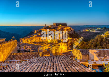 Sonnenaufgang an der alten barocken Stadt Ragusa Ibla in Sizilien, Italien Stockfoto