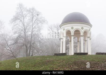 Wiesbaden/Deutschland - Dezember 2018: Der Pavillion, der Monopteros auf dem Neroberg, einem Hügel in Wiesbaden. Stockfoto