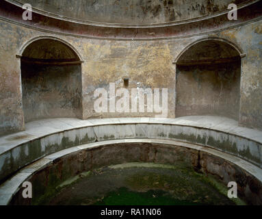 Italien. Pompeji. Das Forum Thermalbäder. Öffentliche Bäder. Edificated sofort nach der Gründung der Kolonie, wurden sie in der Männer und Frauen Kapitel unterteilt. Zimmer des Frigidarium (kalte Pool). Kampanien. Stockfoto