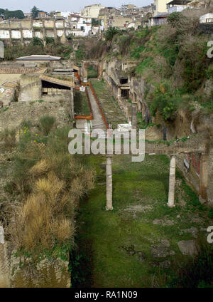 Italien. Herculaneum. Alte römische Stadt, die vom Ausbruch des Vesuv im Jahr 79 N.CHR. zerstört. Allgemeine Ansicht des Forums und der Decumanus Maximus. Stockfoto