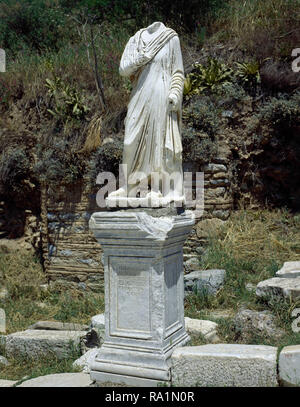 Klassischen Statuen auf gepflasterte Terrasse mit kleinen ...