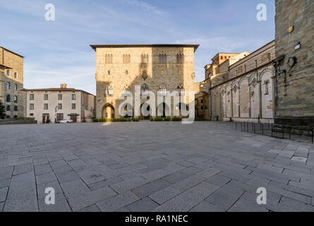 Die Piazza del Duomo in Pistoia und der Palazzo del Comune ohne Menschen, Toskana, Italien Stockfoto