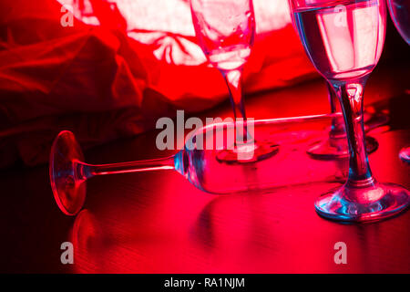 Viele Gläser im Neonlicht. party Konzept Stockfoto