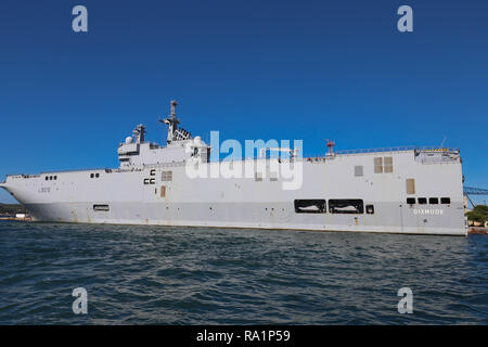 Die amphibische Landung Hubschrauber carrier Dixmude in der Französischen Marine Base am Hafen von Toulon, Frankreich angedockt. Stockfoto