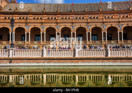 Spanien, Andalusien, Sevilla, Plaza de Espana, Pavilion Kolonnade in Renaissance Renaissance, Barock Erweckung und Neo-Mudejar Stile, Wahrzeichen der Stadt in gebaut Stockfoto