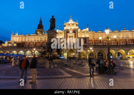 Sukiennice - Tuchhallen und der Adam-mickiewicz-Denkmal in der Nacht auf Altstadt Hauptplatz in Krakau in Polen, Europa Stockfoto