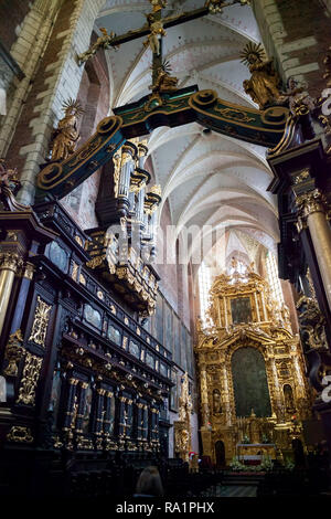 Corpus Christi Kirche Innenraum in der Stadt Krakau, Polen, geschnitzte Stände von 1632, Orgel und Hochaltar gotische Basilika, barocke Ornamentik Stockfoto