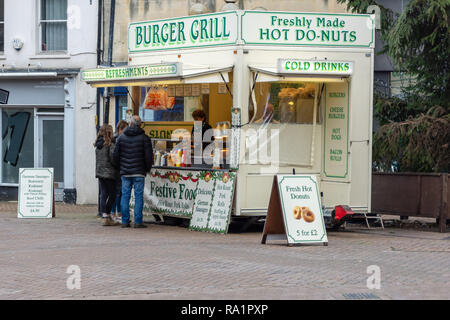 Erfrischung van Verkauf Burger, Donuts und festliches Essen in Trowbridge Town Center Wiltshire kurz vor Weihnachten Stockfoto