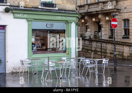 Lulu Caffe specialty Coffee Shop mit Stühlen und Tischen draußen auf heißes Bad Straße in der Innenstadt von Bath auf einem nassen Winter morgen Stockfoto