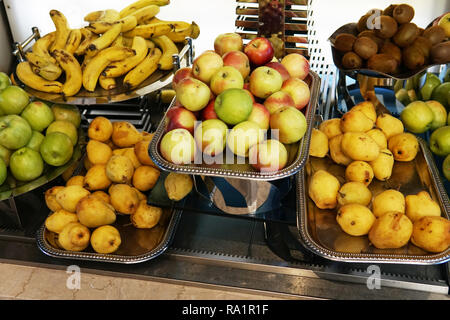 Teller mit frischem Obst in der Küche Citrus Äpfel gesund essen Stockfoto