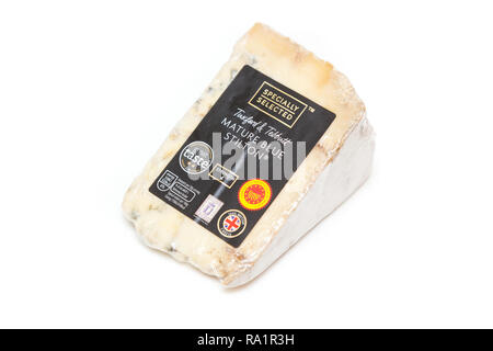 Reifen Blue Stilton Käse auf einem weißen studio Hintergrund isoliert. Stockfoto