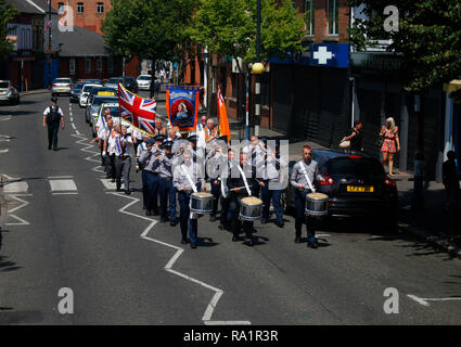 Der marschsaison protestantischen Oranierorden, hier durch ein katholischen Viertel von Belfast, Nordirland/Marching Saison des Orange Order (Loya Stockfoto